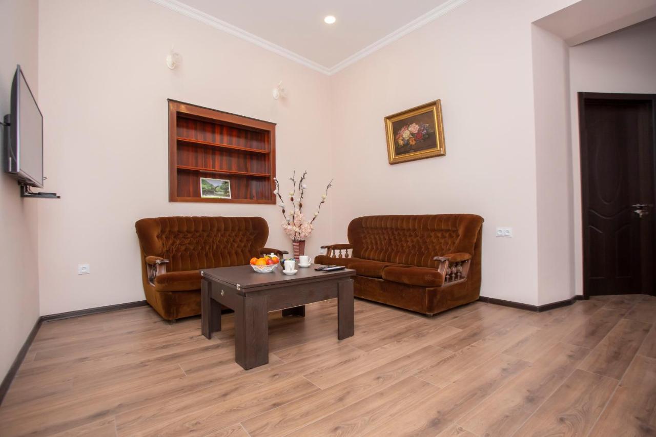 Near The Opera Apartment Tbilisi ภายนอก รูปภาพ